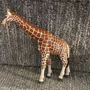 Retired Schleich Giraffe Model Toy Figurine Plastic Toy Animals  5.5 inches tall